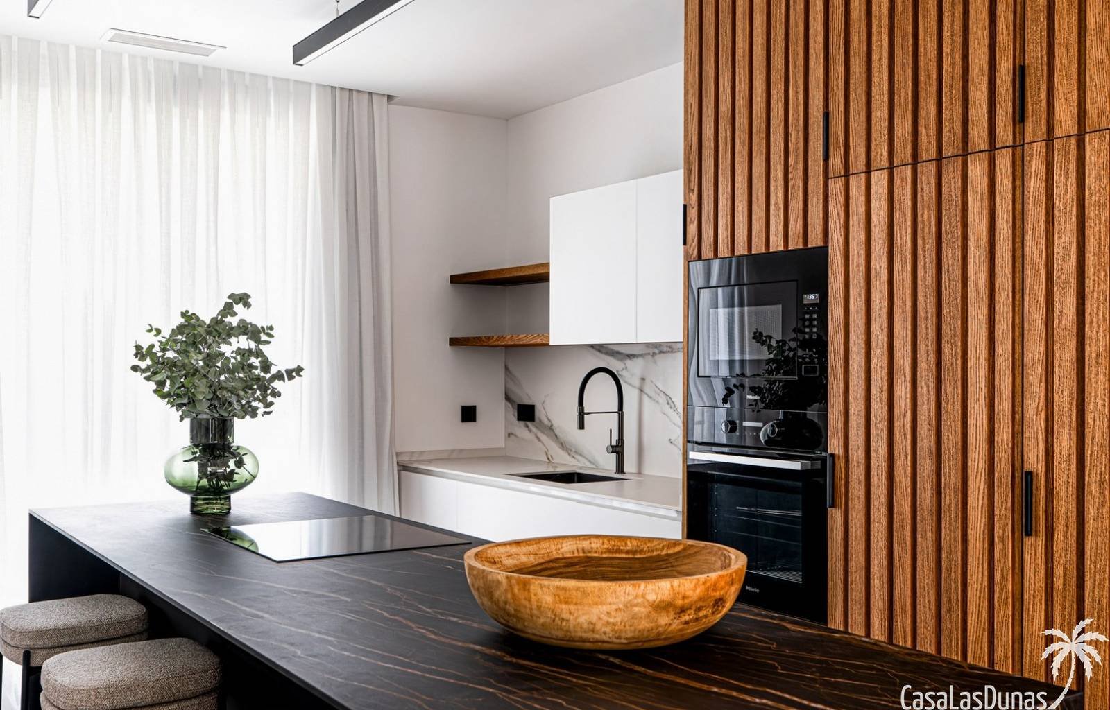 Diese Residenz liegt in der Nähe der Wohnanlage Coblanca in Benidorm und besteht aus 9 einzelnen Villen, jede mit einem privaten Garten mit einheimis