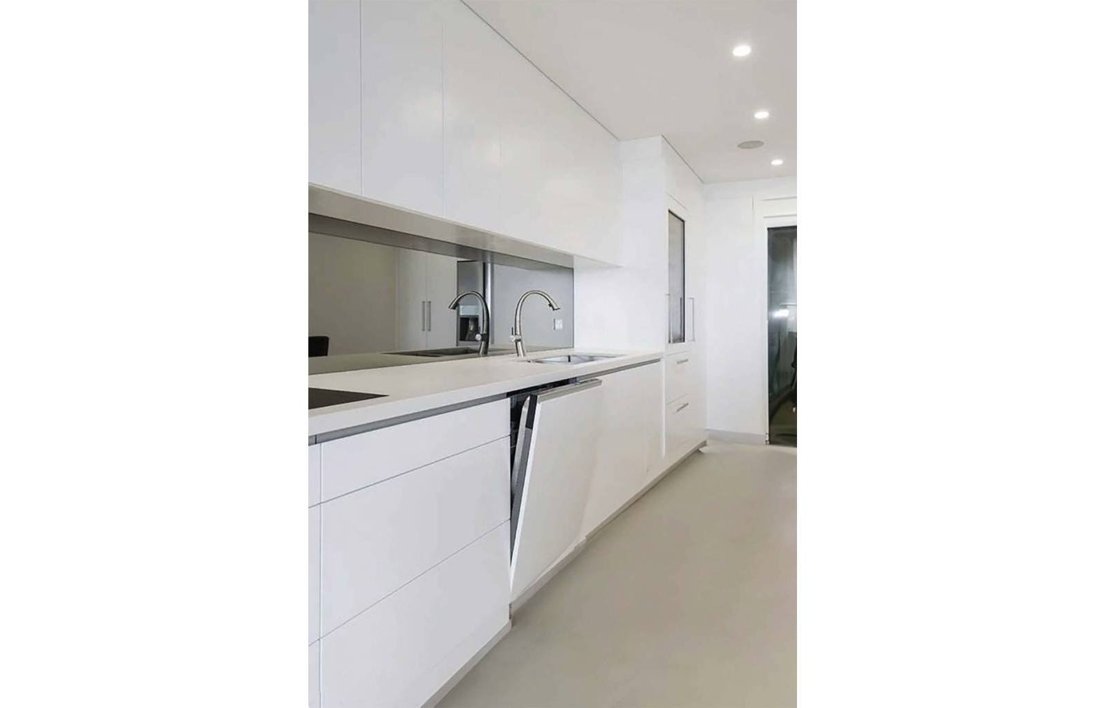 Dieser neue Immobilienkomplex in Relleu befindet sich in der Endphase des Baus. Es sind nur Einheiten mit 3 Schlafzimmern und 2 Bädern im Zwischenges