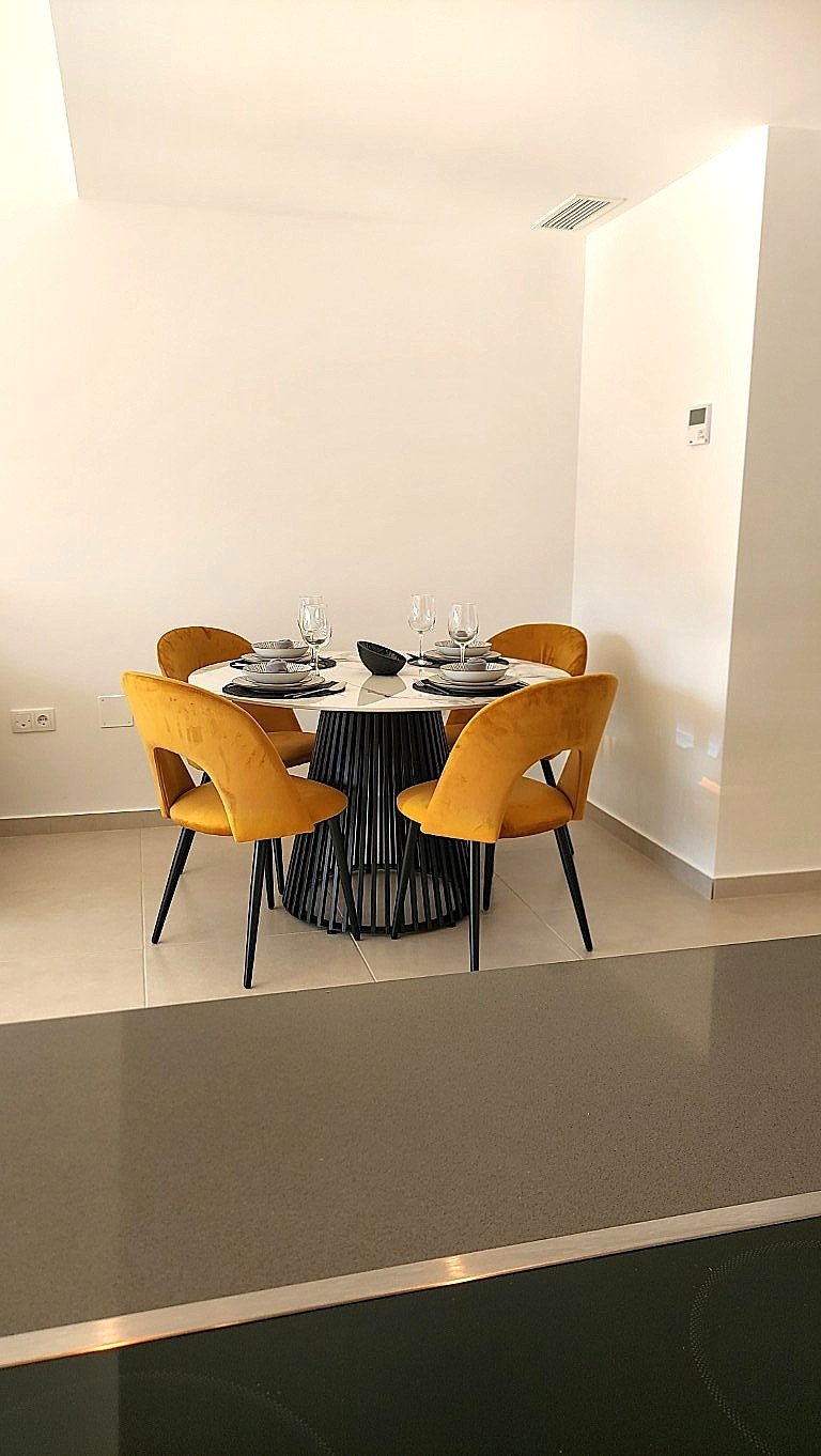 In der charmanten Stadt San Miguel de Salinas gelegen, bietet diese Wohnanlage eine Vielzahl von Wohnmöglichkeiten, die unterschiedlichen Bedürfnisse