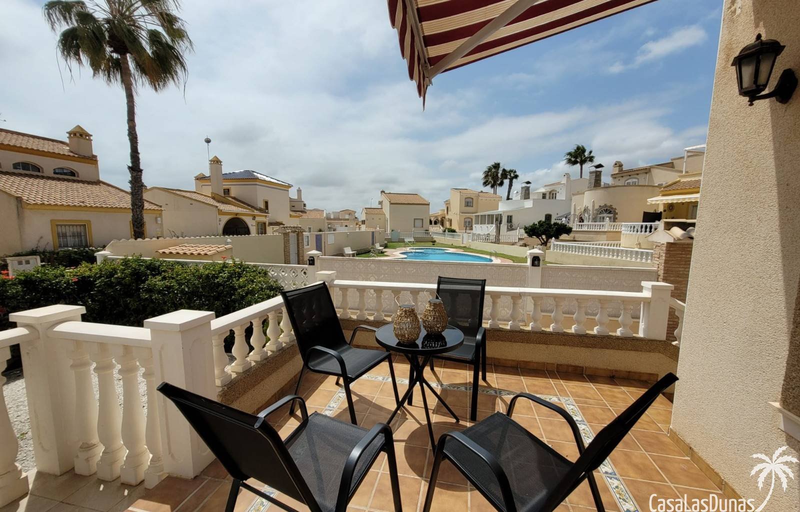 In dieser prächtigen, freistehenden Villa erwartet Sie eine Oase der Ruhe, nur wenige Schritte von allen Annehmlichkeiten entfernt! Stellen Sie sich