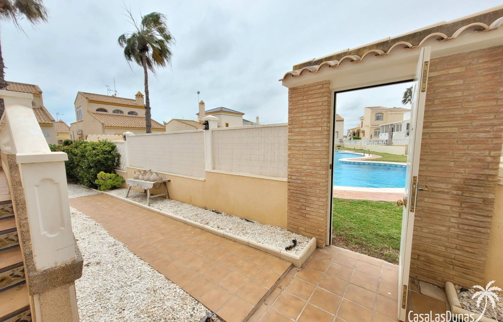 In dieser prächtigen, freistehenden Villa erwartet Sie eine Oase der Ruhe, nur wenige Schritte von allen Annehmlichkeiten entfernt! Stellen Sie sich