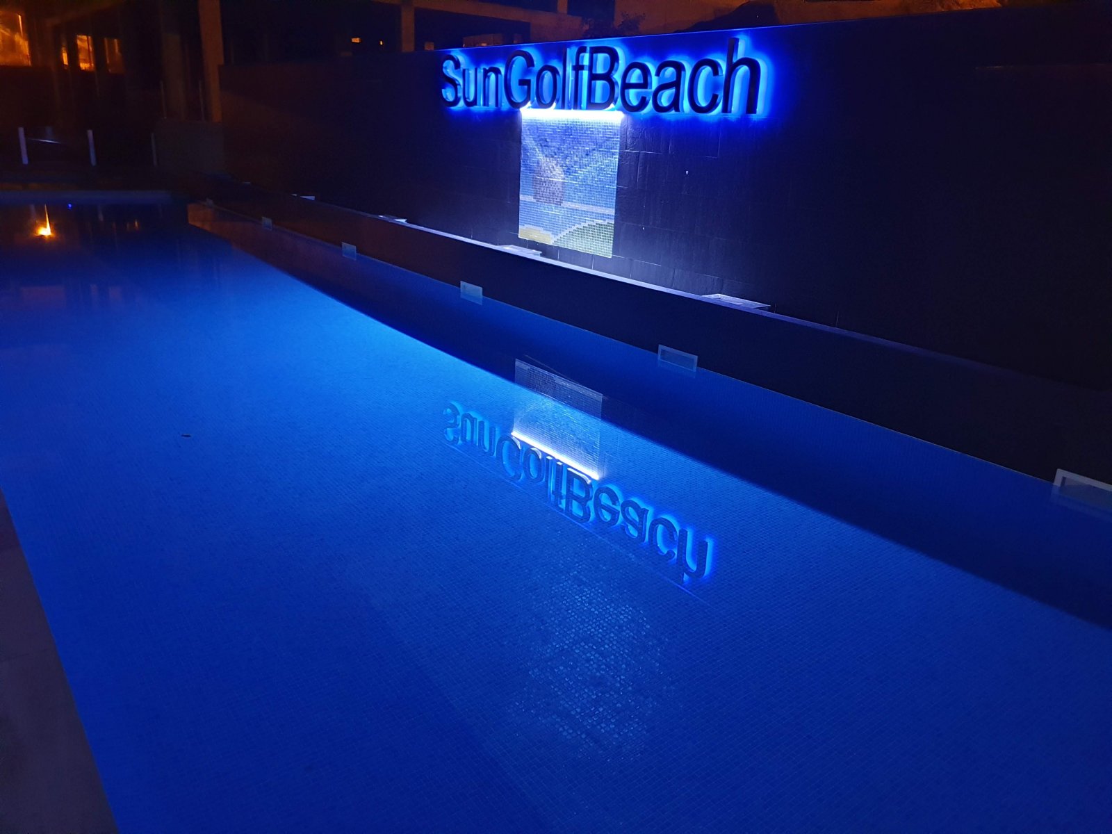 Im prestigeträchtigen Res. Las Filipinas gelegen, bietet dieser Wohnkomplex eine exklusive Auswahl von 11 Immobilien, darunter Apartments, Erdgeschos