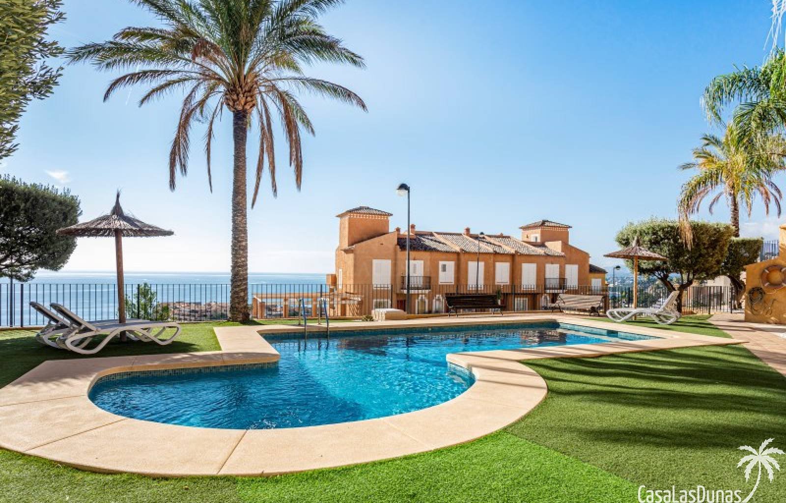 Altea: Gemütliches Reihenhaus mit traumhafter Aussicht!
Dieses gepflegte Haus mit 250m² bebauter Fläche verteilt sich auf zwei Ebenen und bietet eine perfek Altea: Gemütliches Reihenhaus mit traumhafter Aussicht!
Dieses gepflegte Haus mit 250m² bebauter Fläche verteilt sich auf zwei Ebenen und bietet eine perfek