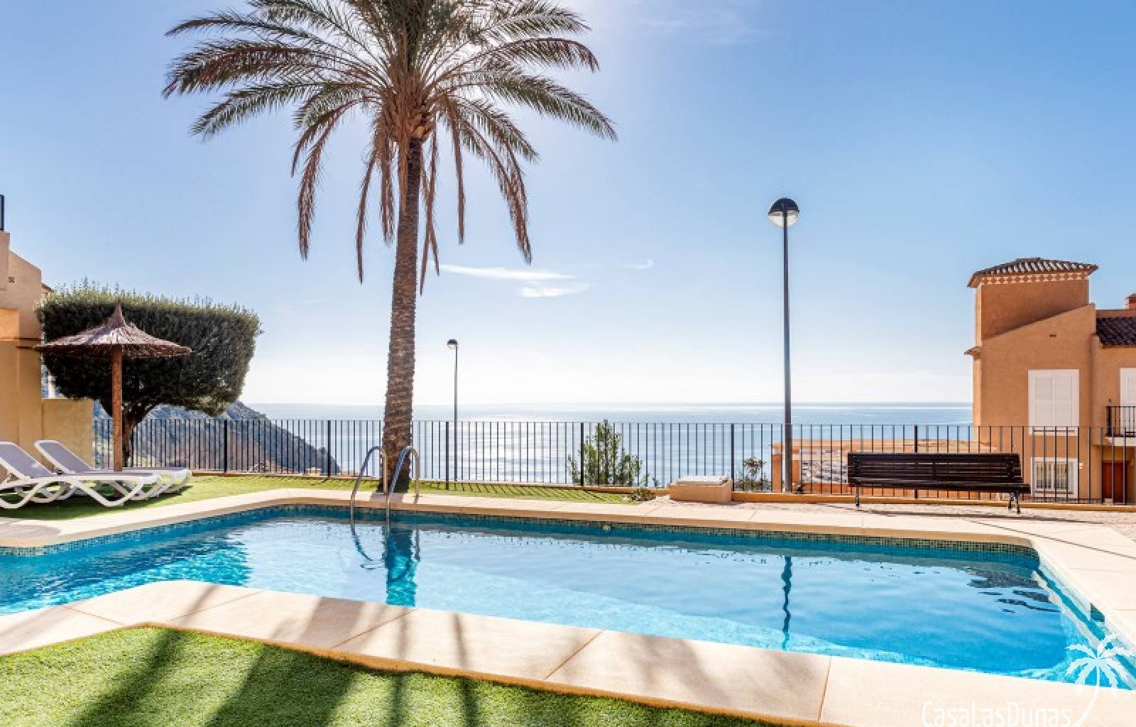 Gemütliches Reihenhaus mit traumhafter Aussicht!
Dieses gepflegte Haus mit 250m² bebauter Fläche verteilt sich auf zwei Ebenen und bietet eine perfek