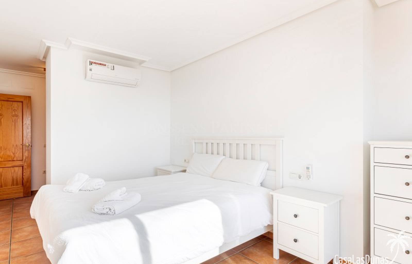 Gemütliches Reihenhaus mit traumhafter Aussicht!
Dieses gepflegte Haus mit 250m² bebauter Fläche verteilt sich auf zwei Ebenen und bietet eine perfek