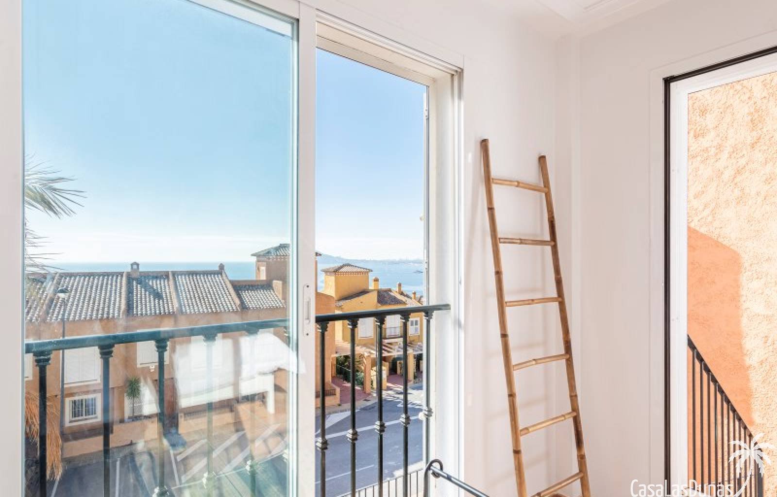 Gemütliches Reihenhaus mit traumhafter Aussicht!
Dieses gepflegte Haus mit 250m² bebauter Fläche verteilt sich auf zwei Ebenen und bietet eine perfek