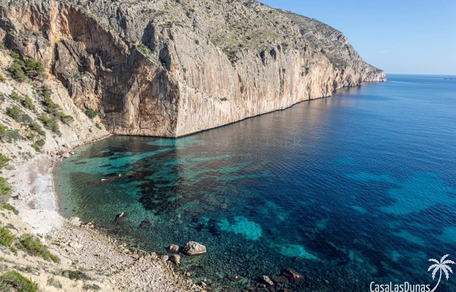 Gemütliches Reihenhaus mit traumhafter Aussicht!
Dieses gepflegte Haus mit 250m² bebauter Fläche verteilt sich auf zwei Ebenen und bietet eine perfek