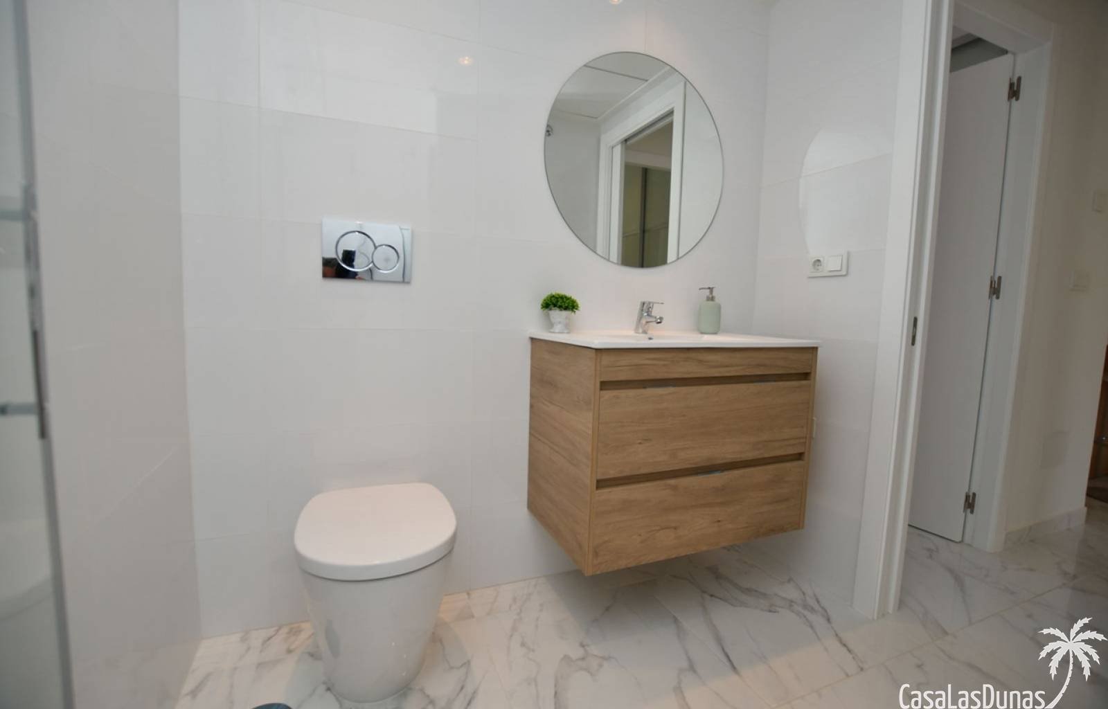 Elegante neue Erdgeschosswohnungen stehen in der ruhigen und grünen Gegend La Cañada , nahe dem lebhaften Zentrum von San Miguel de Salinas, zur Verf