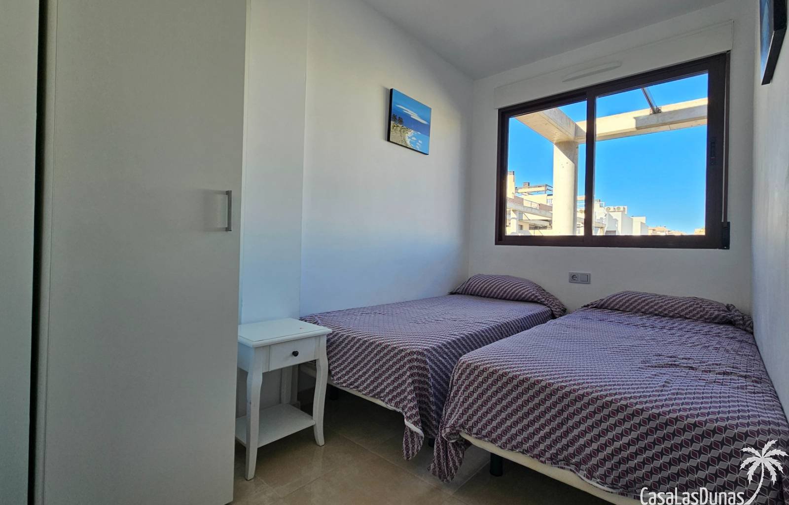 Entdecken Sie diese ideal gelegene Dachgeschosswohnung mit privater Dachterrasse in Lomas de Cabo Roig, nur wenige Schritte von Geschäften, Bars, Res