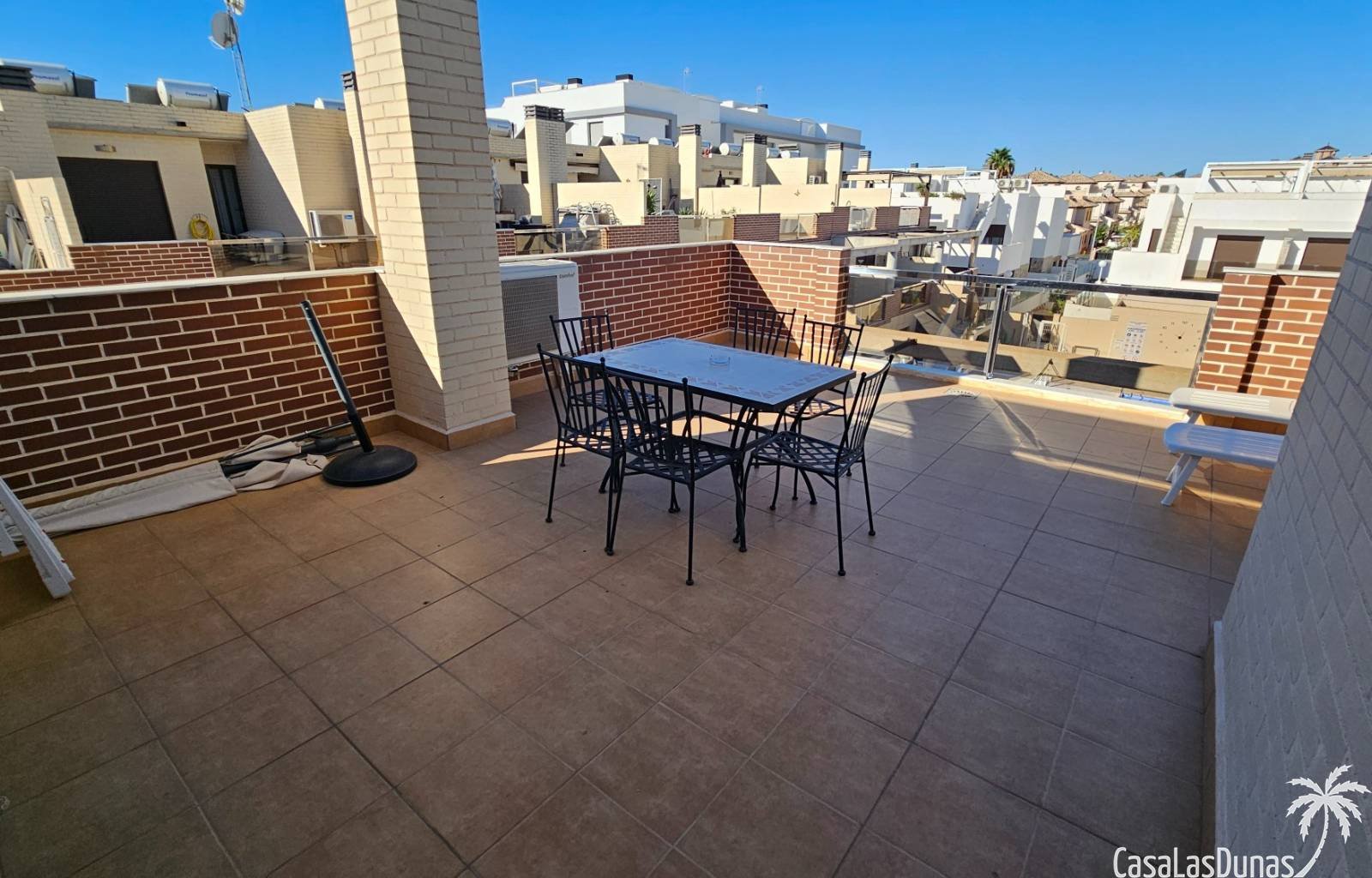Entdecken Sie diese ideal gelegene Dachgeschosswohnung mit privater Dachterrasse in Lomas de Cabo Roig, nur wenige Schritte von Geschäften, Bars, Res