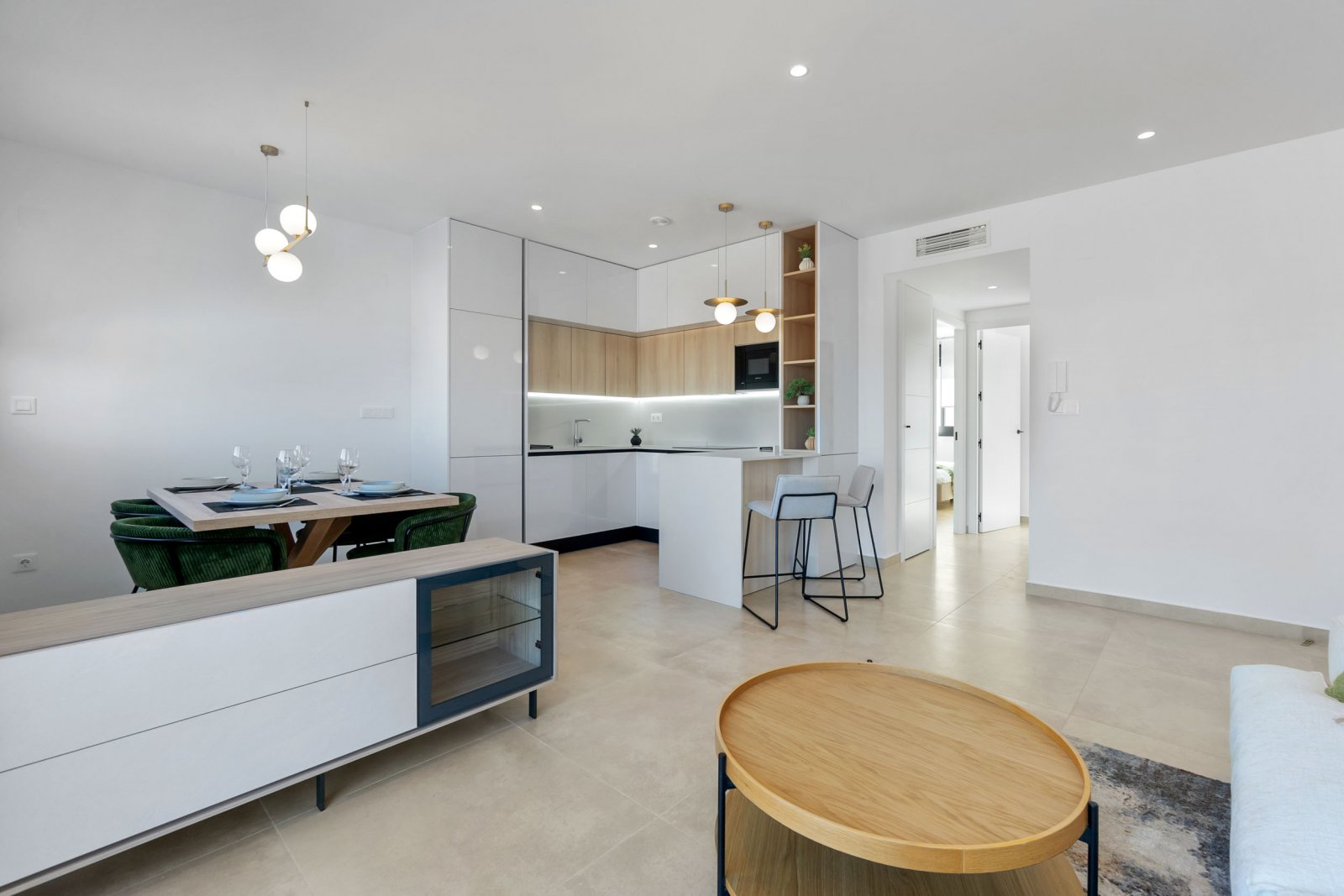 In der charmanten Stadt Torrevieja gelegen, bietet dieser Wohnkomplex eine Auswahl von 34 High-Bungalow- und Low-Bungalow-Immobilien. Diese Wohnungen