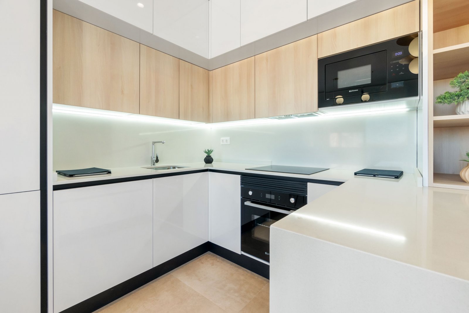 In der charmanten Stadt Torrevieja gelegen, bietet dieser Wohnkomplex eine Auswahl von 34 High-Bungalow- und Low-Bungalow-Immobilien. Diese Wohnungen