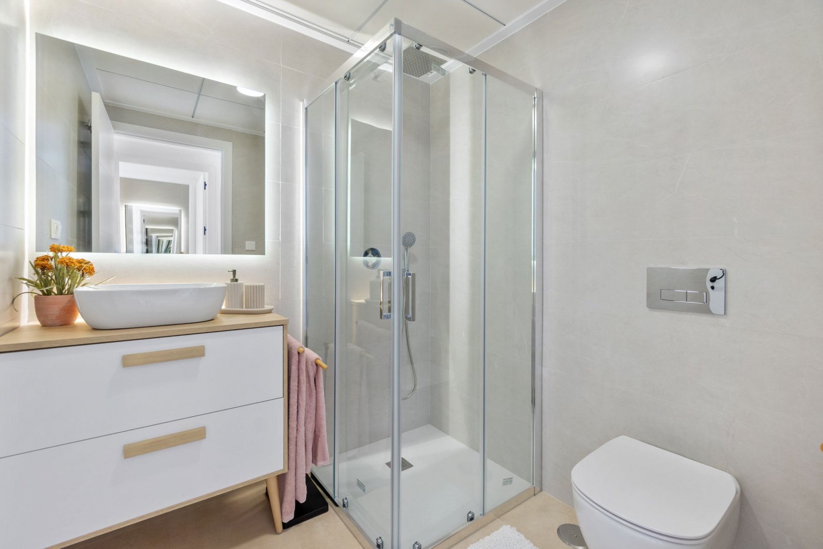 In der charmanten Stadt Torrevieja gelegen, bietet dieser Wohnkomplex eine Auswahl von 34 High-Bungalow- und Low-Bungalow-Immobilien. Diese Wohnungen