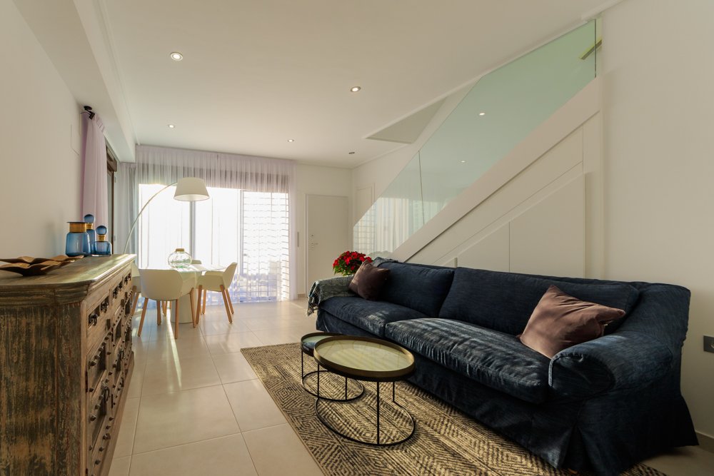 Diese Wohnanlage befindet sich in der charmanten Stadt Pilar de la Horadada und bietet eine Vielzahl von Wohnmöglichkeiten, die unterschiedlichen Bed