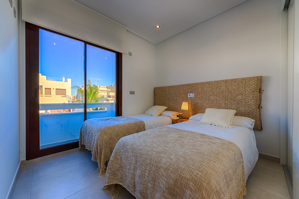 Diese Wohnanlage befindet sich in der charmanten Stadt Pilar de la Horadada und bietet eine Vielzahl von Wohnmöglichkeiten, die unterschiedlichen Bed