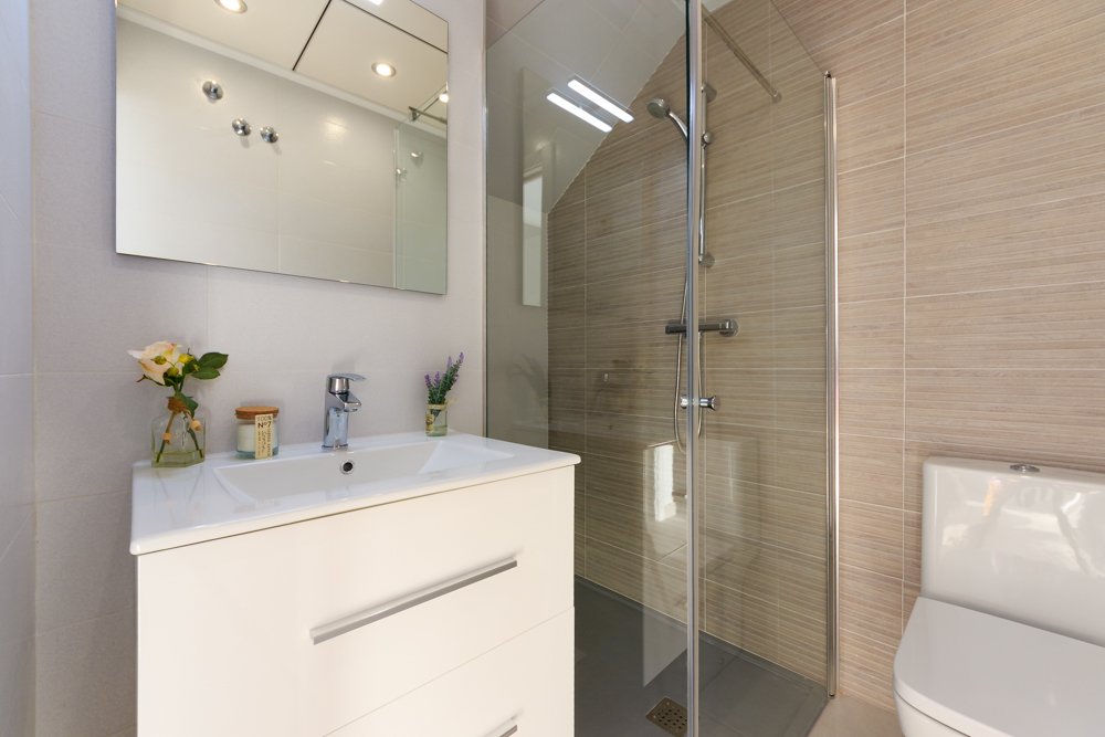 Diese Wohnanlage befindet sich in der charmanten Stadt Pilar de la Horadada und bietet eine Vielzahl von Wohnmöglichkeiten, die unterschiedlichen Bed