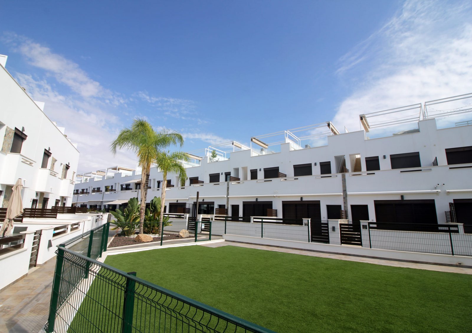 Diese Wohnanlage befindet sich in der charmanten Stadt Pilar de la Horadada und bietet eine Vielzahl von Wohnmöglichkeiten, die unterschiedlichen Bed