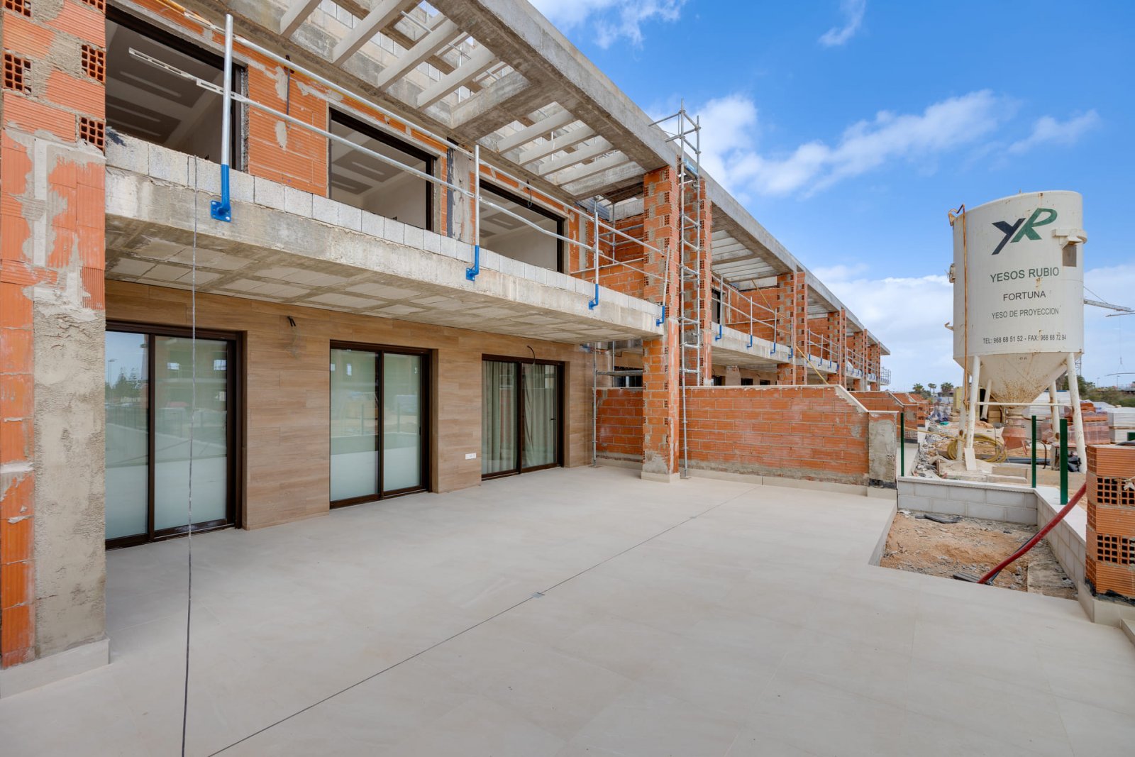 In der charmanten Stadt Los Alcázares gelegen, bietet dieser Wohnkomplex eine Vielzahl von Wohnmöglichkeiten, die sich an unterschiedliche Bedürfniss