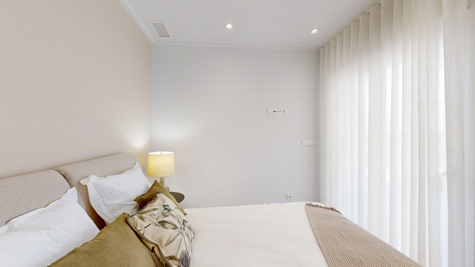 In der charmanten Stadt Guardamar del Segura gelegen, bietet diese exklusive Wohnanlage ein einzigartiges Wohnerlebnis mit Meerblick. Sie besteht aus