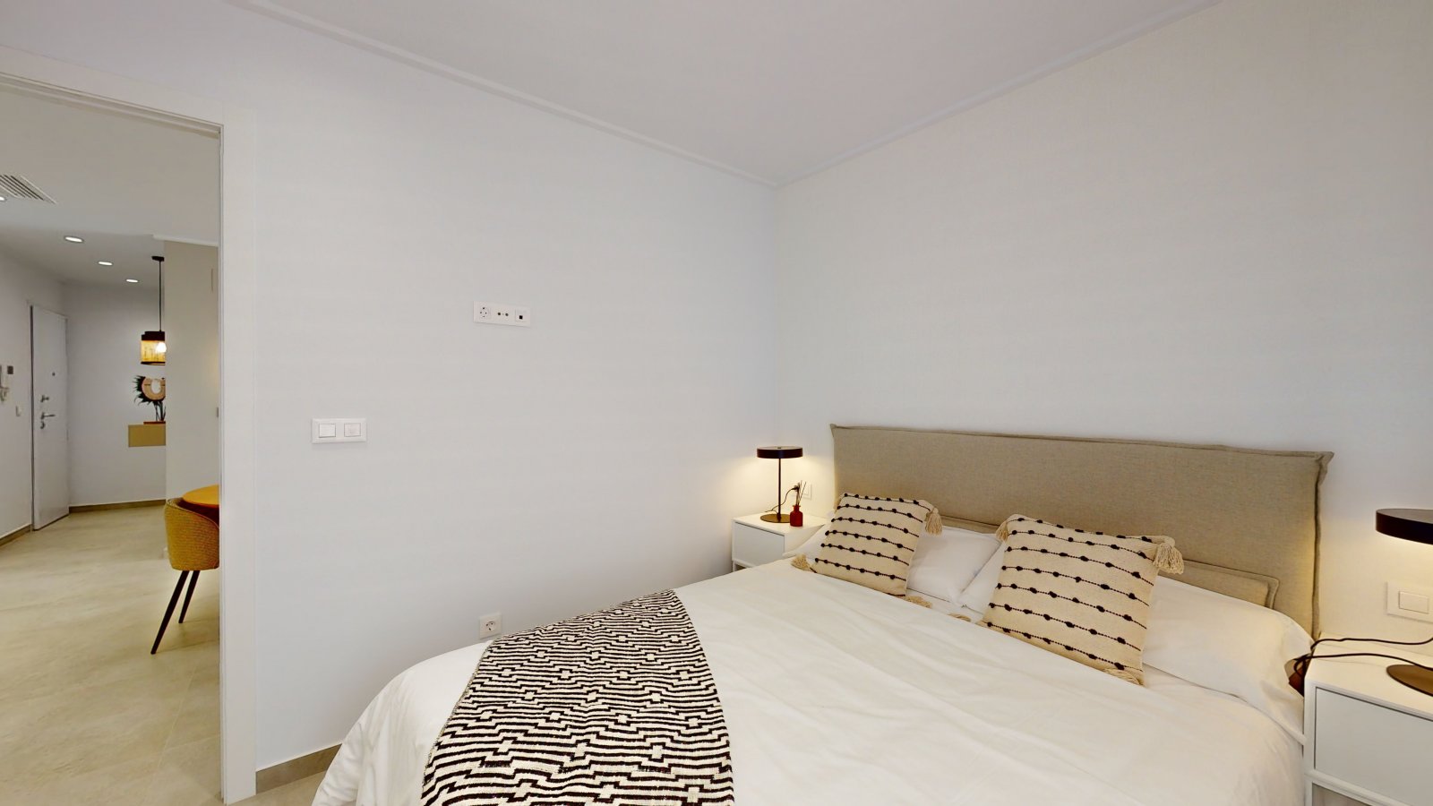 In der charmanten Stadt Guardamar del Segura gelegen, bietet diese exklusive Wohnanlage ein einzigartiges Wohnerlebnis mit Meerblick. Sie besteht aus