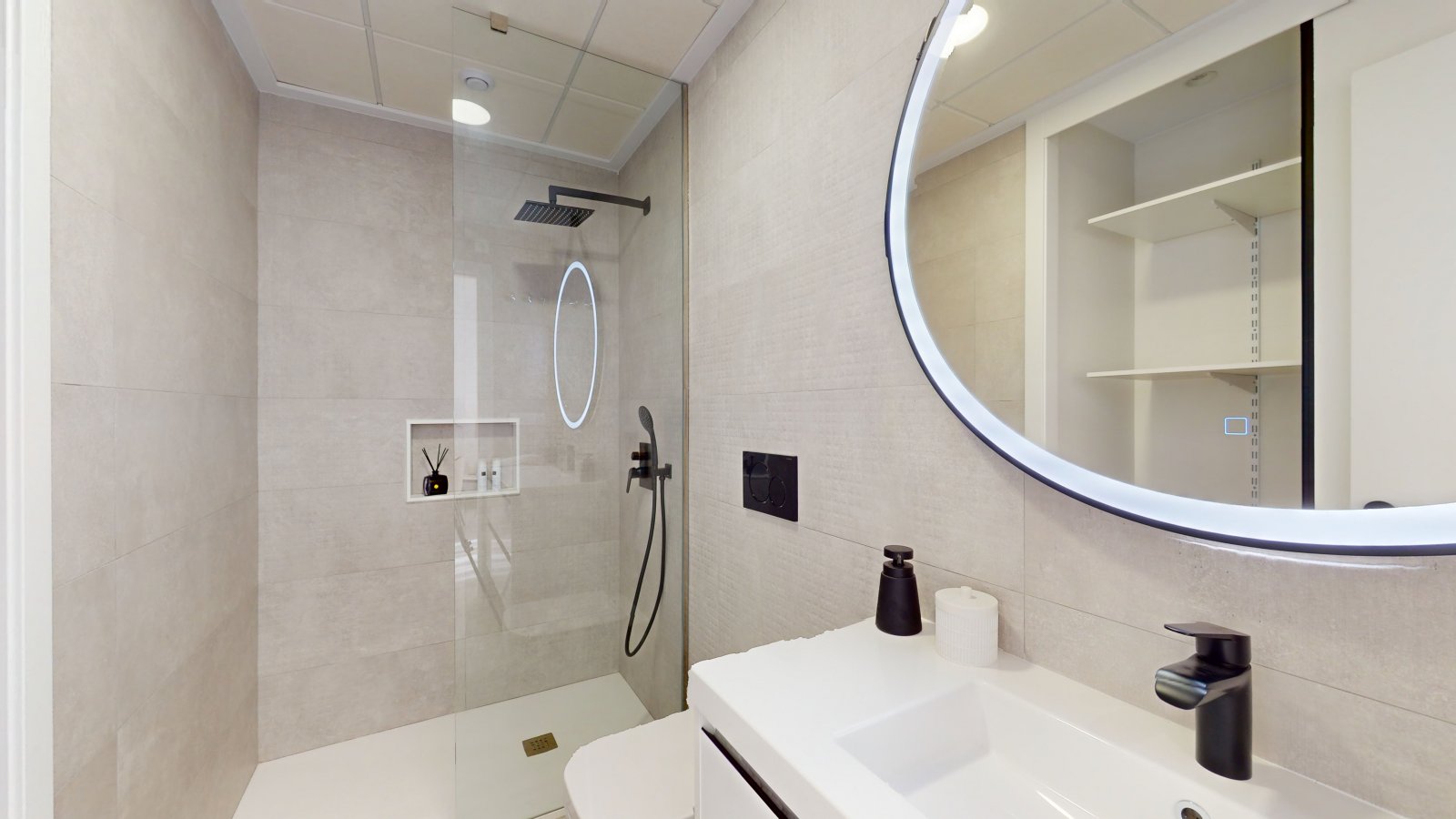 In der charmanten Stadt Guardamar del Segura gelegen, bietet diese exklusive Wohnanlage ein einzigartiges Wohnerlebnis mit Meerblick. Sie besteht aus