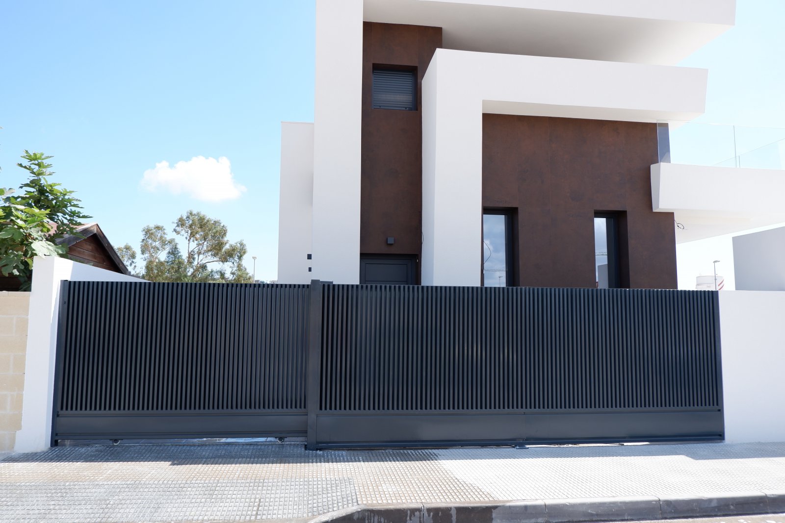 Im charmanten Ort Benijófar gelegen, bietet diese freistehende Immobilie eine ruhige und einladende Umgebung. Mit einer Entfernung von 49,205 km zum