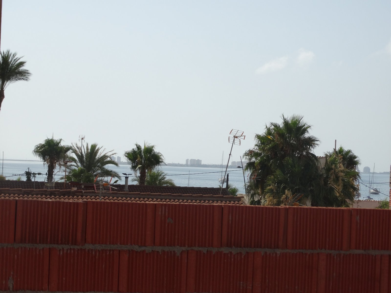 In der charmanten Stadt San Javier gelegen, bietet diese Wohnanlage eine exklusive Auswahl von 9 Reihenhäusern. Diese Häuser sind für diejenigen konz