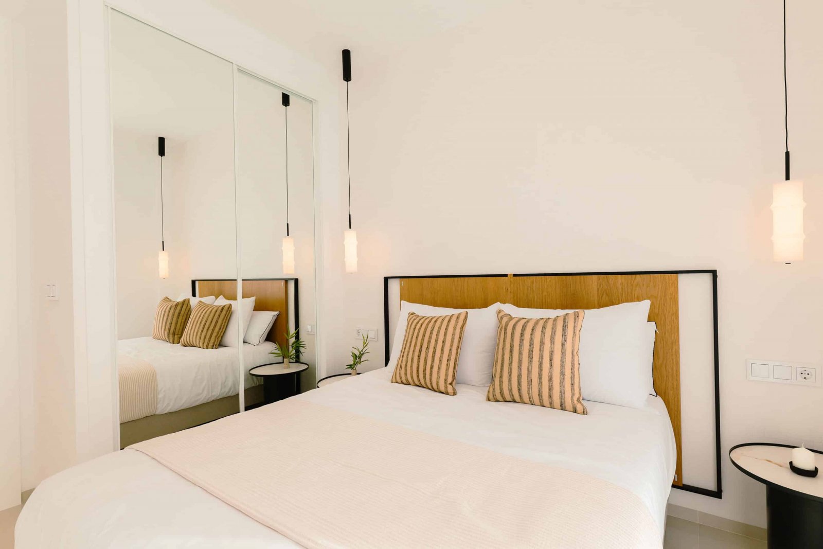 In der charmanten Stadt Rojales gelegen, bietet diese Wohnanlage eine Auswahl von 18 Bungalows, aufgeteilt in High-Bungalow- und Low-Bungalow-Optione