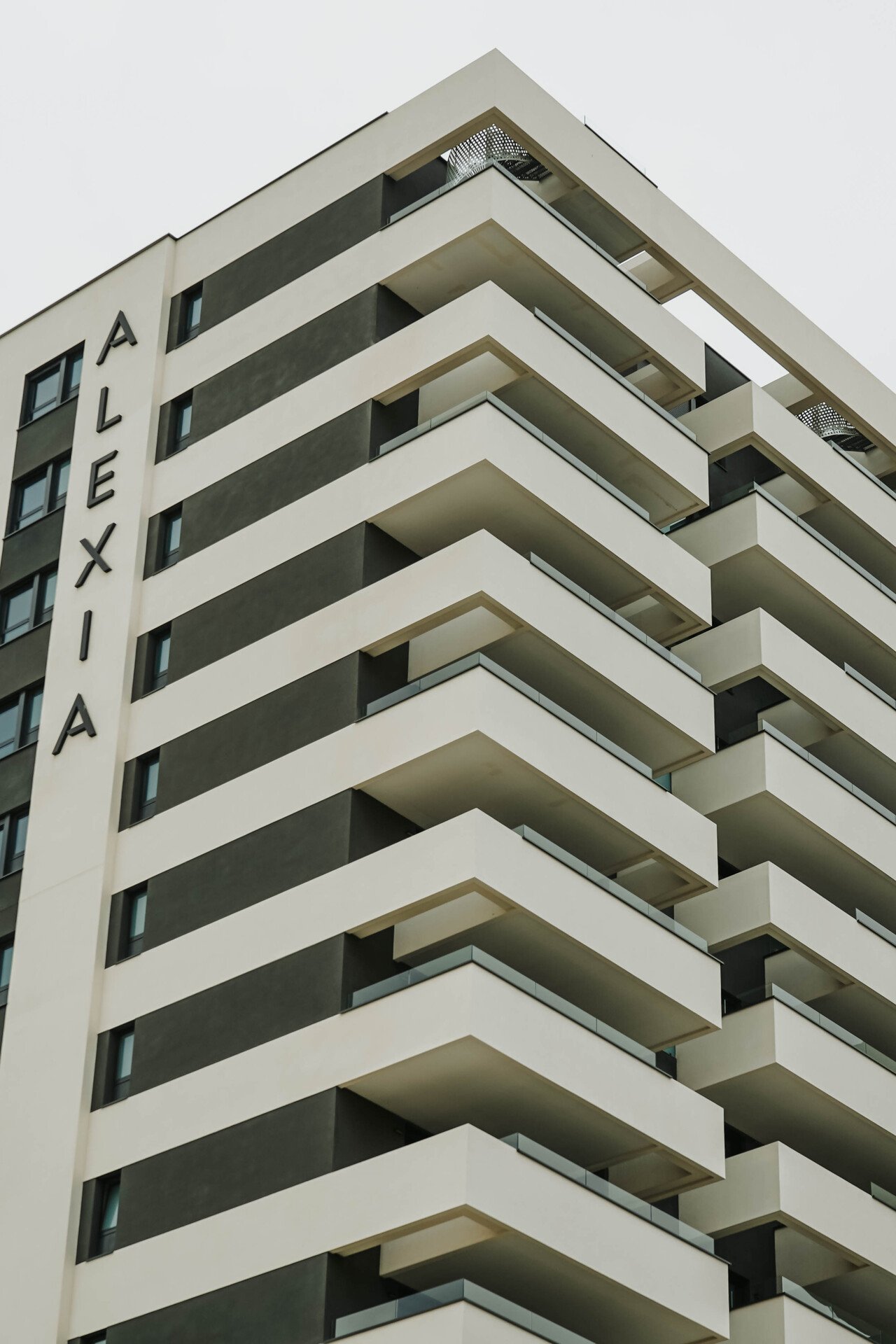 In der charmanten Stadt Calpe gelegen, bietet dieses exklusive Penthouse-Ensemble ein einzigartiges Wohnerlebnis mit beeindruckendem Meerblick. Mit n