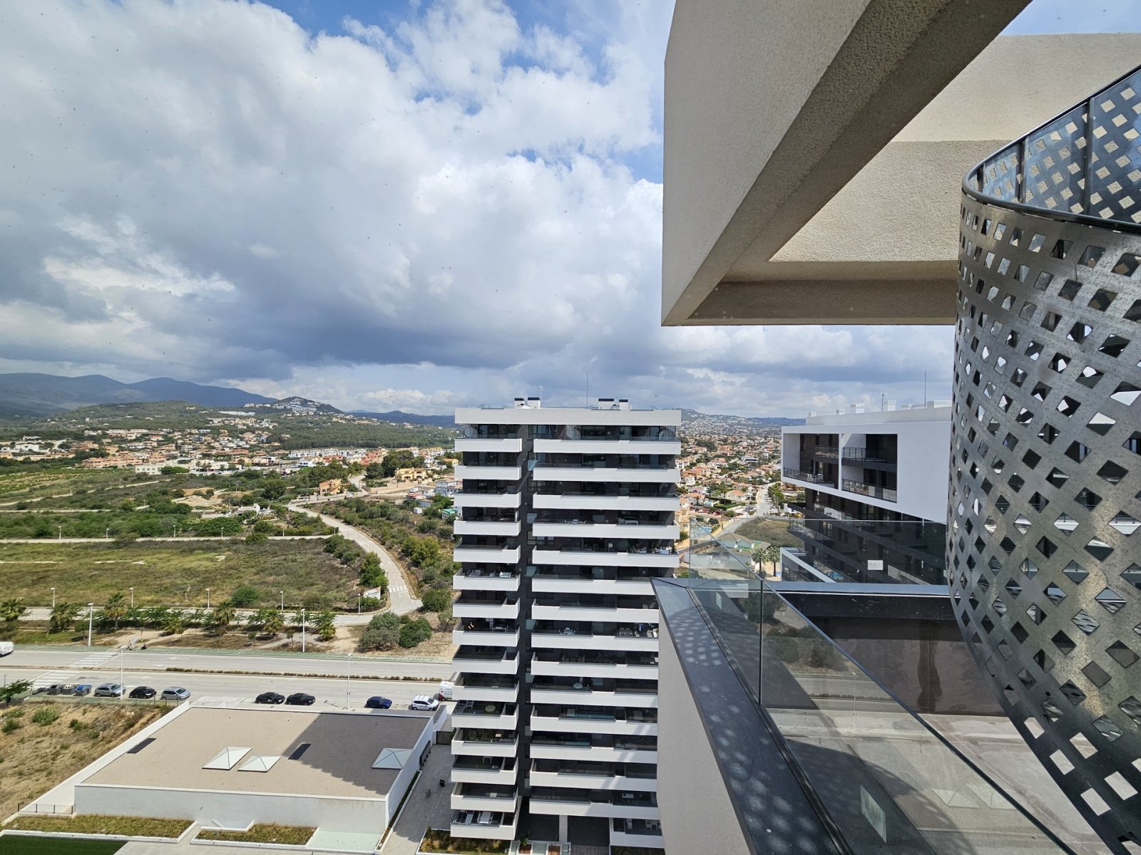 In der charmanten Stadt Calpe gelegen, bietet dieses exklusive Penthouse-Ensemble ein einzigartiges Wohnerlebnis mit beeindruckendem Meerblick. Mit n