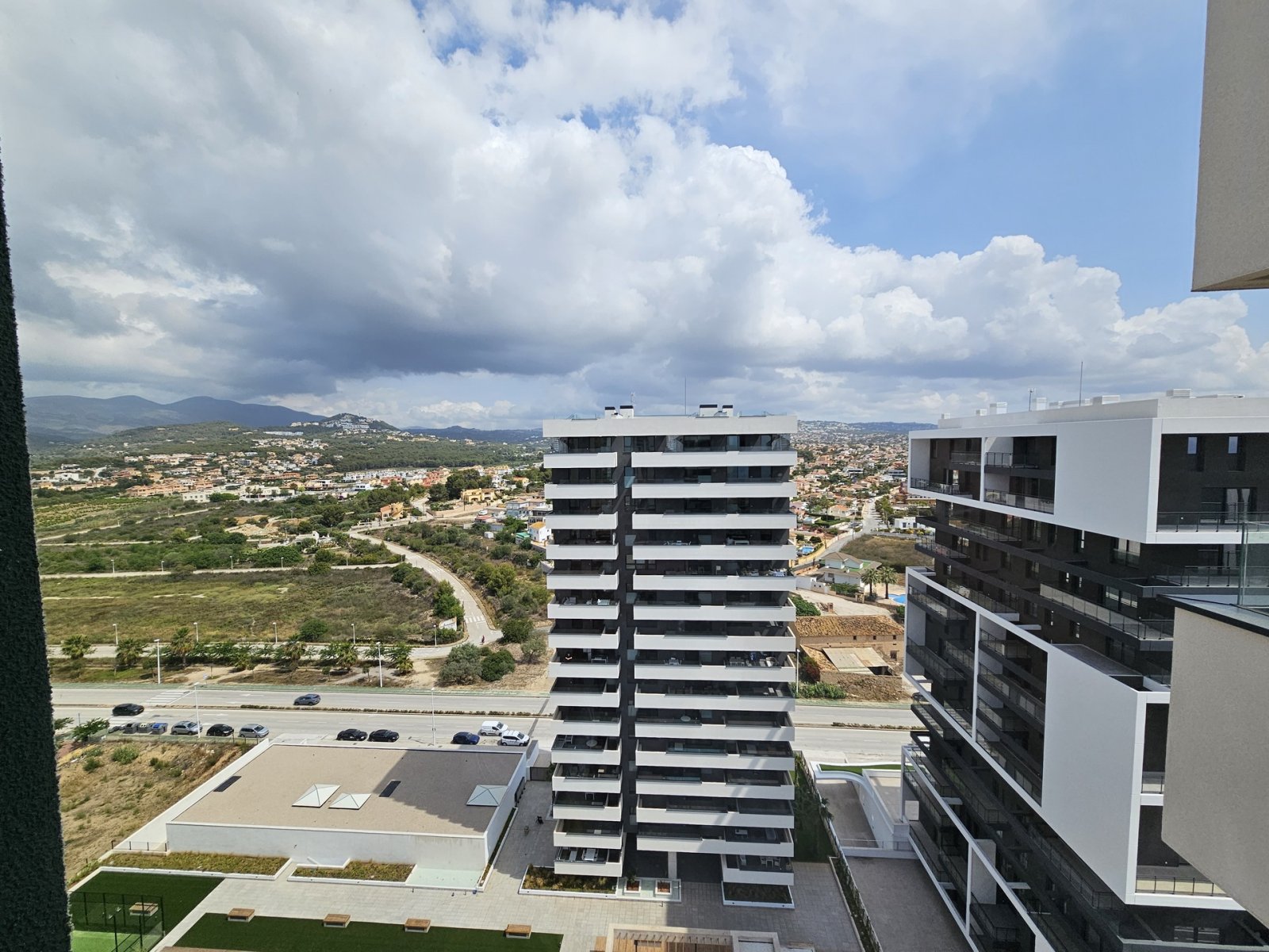 In der charmanten Stadt Calpe gelegen, bietet dieses exklusive Penthouse-Ensemble ein einzigartiges Wohnerlebnis mit beeindruckendem Meerblick. Mit n