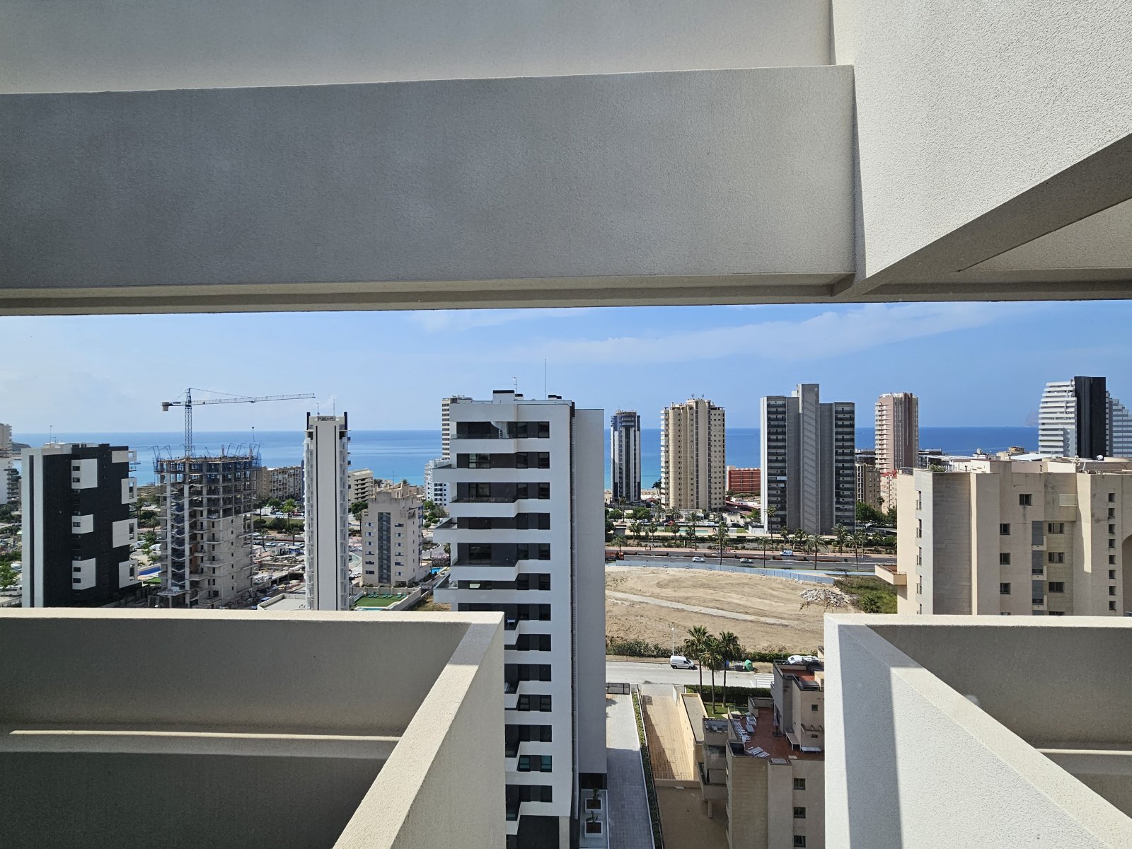 In der charmanten Stadt Calpe gelegen, bietet dieses exklusive Penthouse-Ensemble ein einzigartiges Wohnerlebnis mit beeindruckendem Meerblick. Mit n