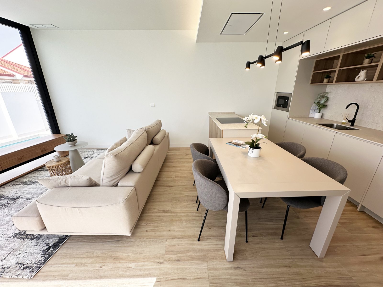 In der charmanten Ortschaft Torre de la Horadada gelegen, bietet diese exklusive Sammlung von vier freistehenden Häusern eine privilegierte Umgebung