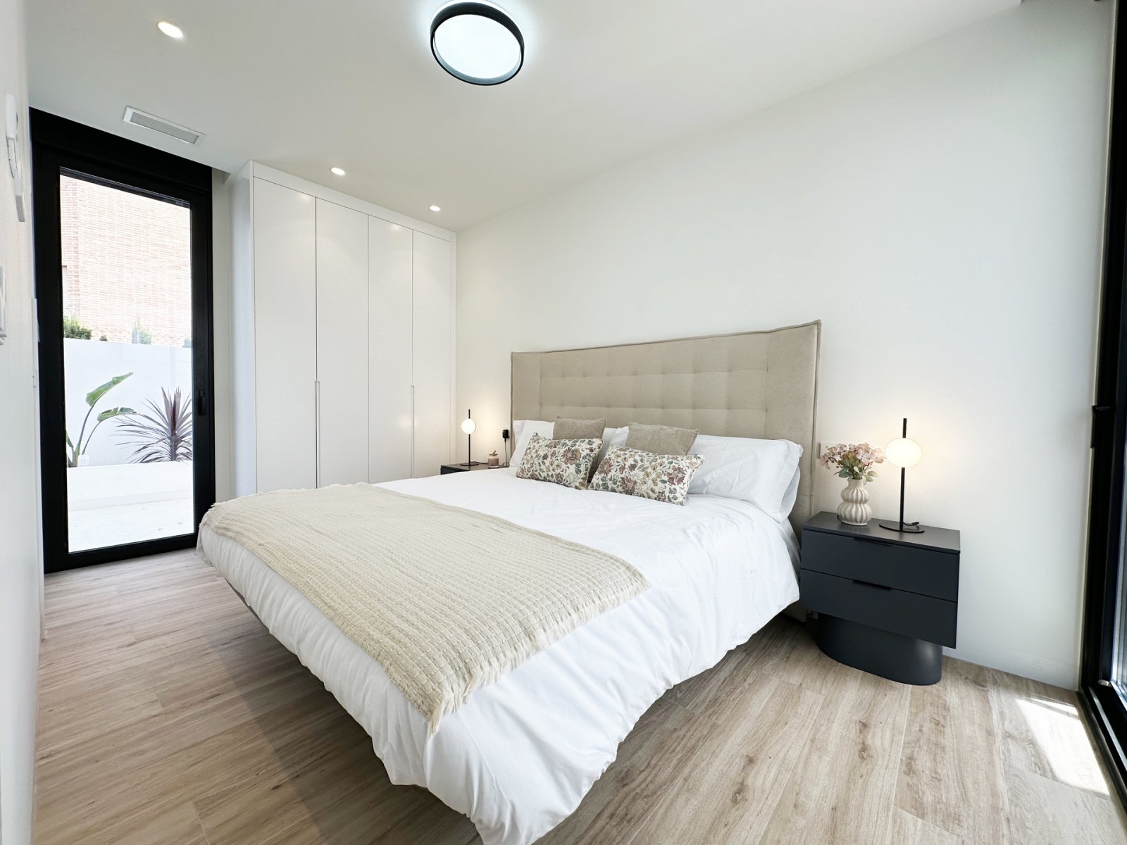 In der charmanten Ortschaft Torre de la Horadada gelegen, bietet diese exklusive Sammlung von vier freistehenden Häusern eine privilegierte Umgebung