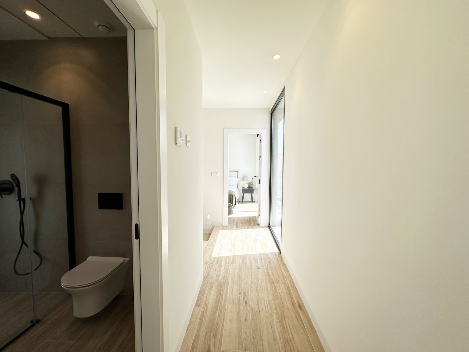 In der charmanten Ortschaft Torre de la Horadada gelegen, bietet diese exklusive Sammlung von vier freistehenden Häusern eine privilegierte Umgebung