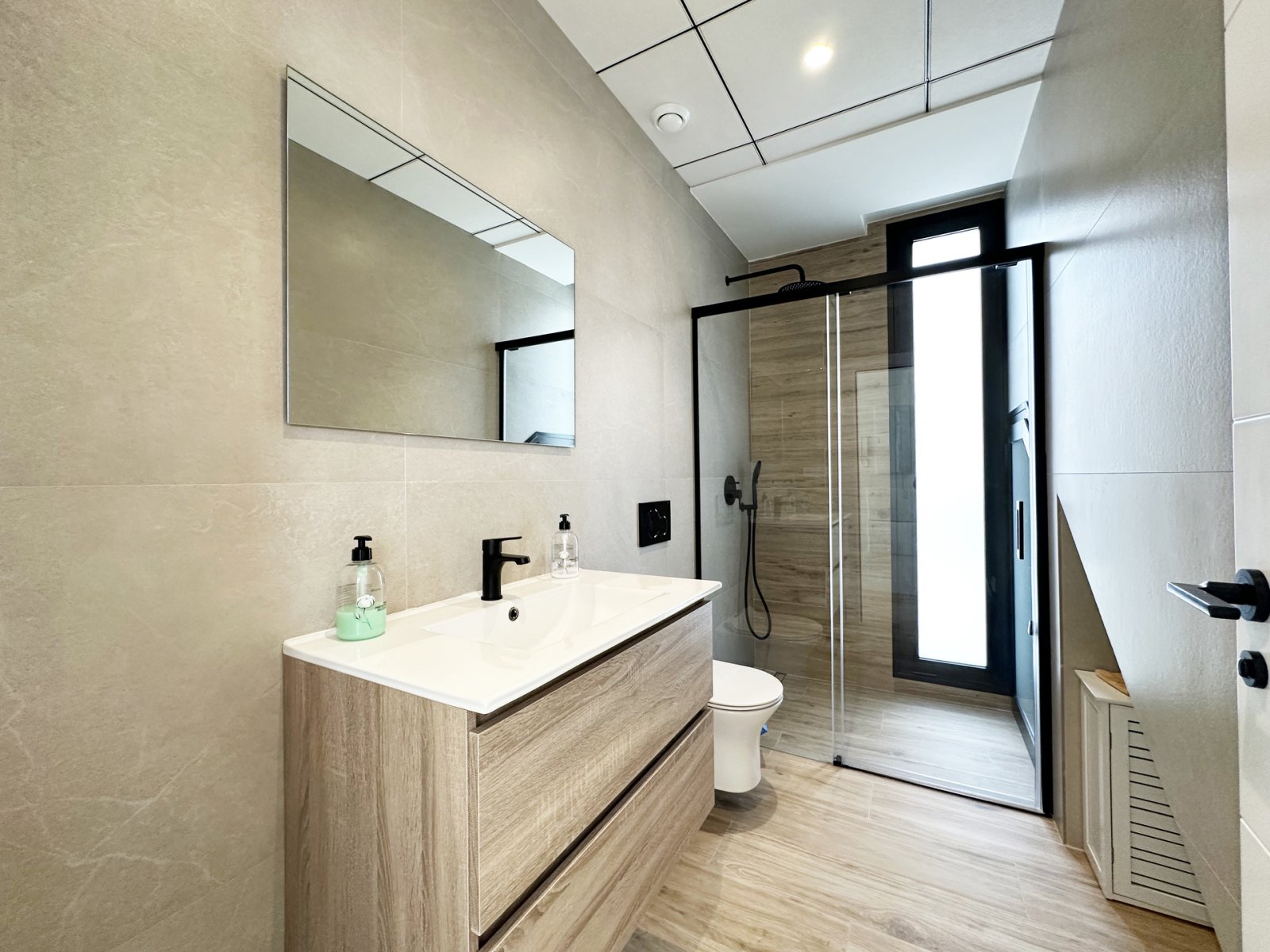 In der charmanten Ortschaft Torre de la Horadada gelegen, bietet diese exklusive Sammlung von vier freistehenden Häusern eine privilegierte Umgebung