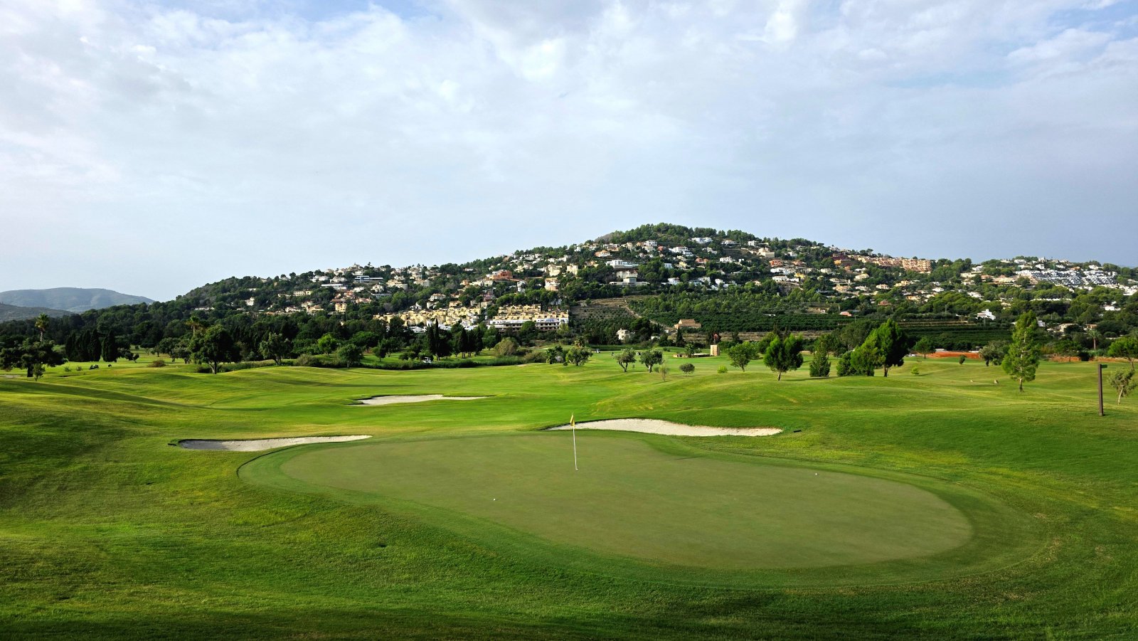 In der prestigeträchtigen Gegend von La Sella gelegen, bietet dieser Wohnkomplex eine exklusive Auswahl an Immobilien, darunter Apartments und Erdges