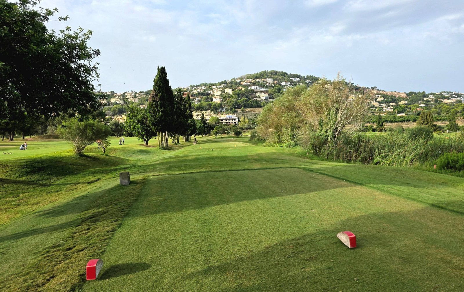 In der prestigeträchtigen Gegend von La Sella gelegen, bietet dieser Wohnkomplex eine exklusive Auswahl an Immobilien, darunter Apartments und Erdges