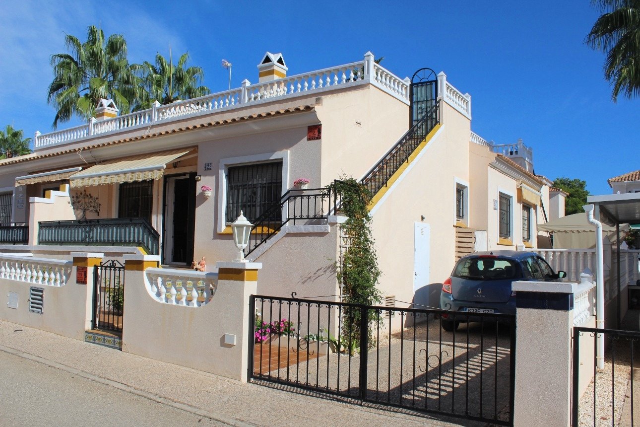  Wunderschöner Bungalow mit 2 Schlafzimmern in Oporto Golf, Los Dolses – Villamartín.&#13;&#13;
Dieser makellose, nach Südwesten ausgerichtete Bungalo
