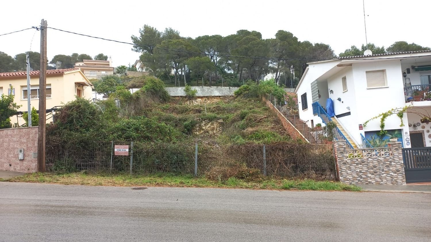 Grundstück von 411mq in einer sehr ruhigen Wohngegend, mit guter Aussicht und Sonne den ganzen Tag.
Einfacher Zugang zu Kommunikationswegen. Nur 5 Au