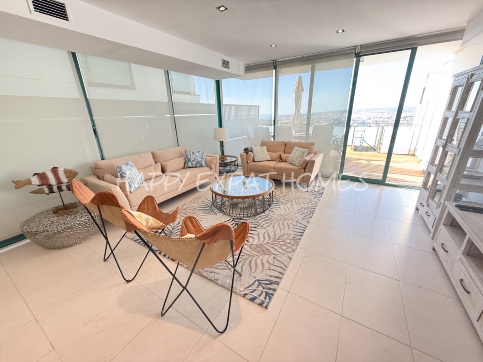 Villa Erin ist Ihr persönliches Stück Paradies! Diese helle, moderne, neu renovierte Villa befindet sich in bester Lage mit atemberaubendem Meerblick