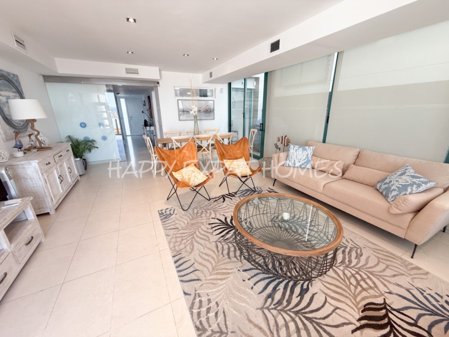 Villa Erin ist Ihr persönliches Stück Paradies! Diese helle, moderne, neu renovierte Villa befindet sich in bester Lage mit atemberaubendem Meerblick