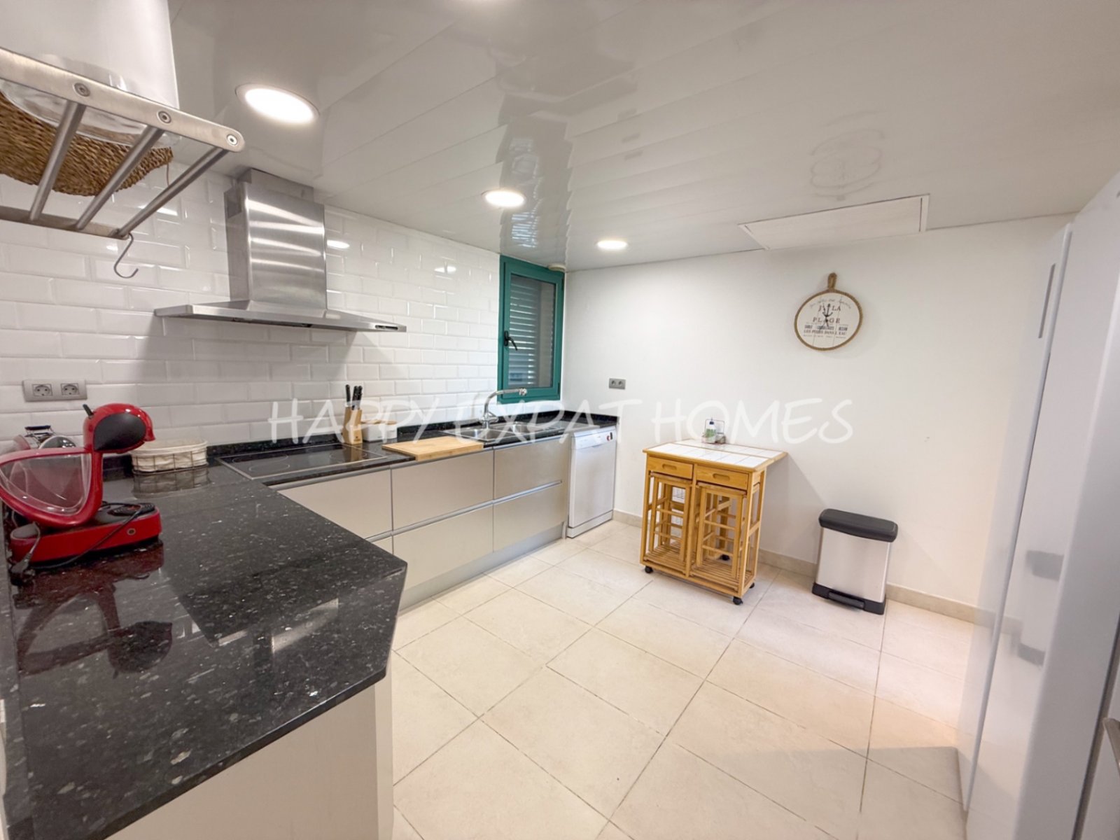 Villa Erin ist Ihr persönliches Stück Paradies! Diese helle, moderne, neu renovierte Villa befindet sich in bester Lage mit atemberaubendem Meerblick