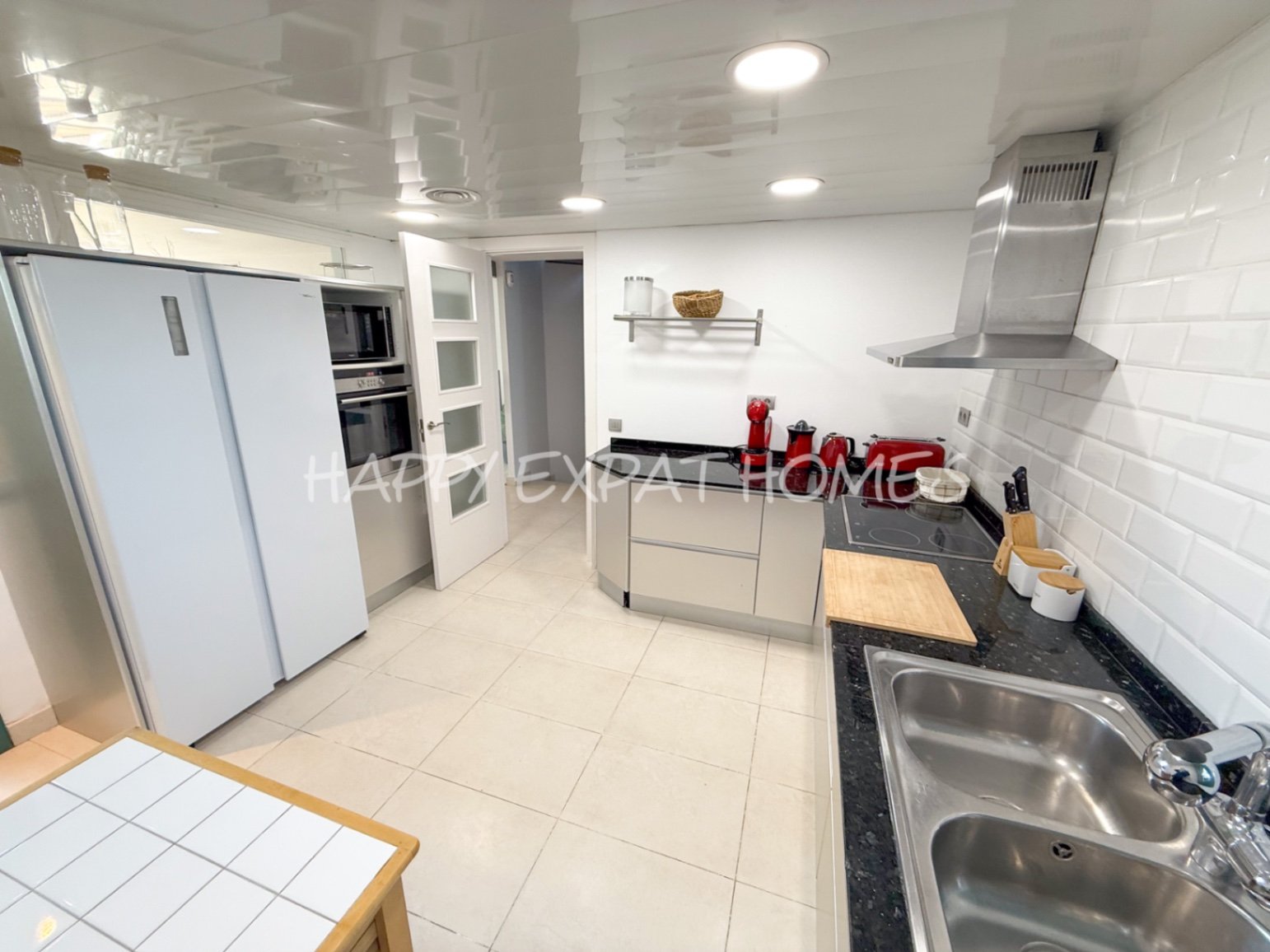 Villa Erin ist Ihr persönliches Stück Paradies! Diese helle, moderne, neu renovierte Villa befindet sich in bester Lage mit atemberaubendem Meerblick