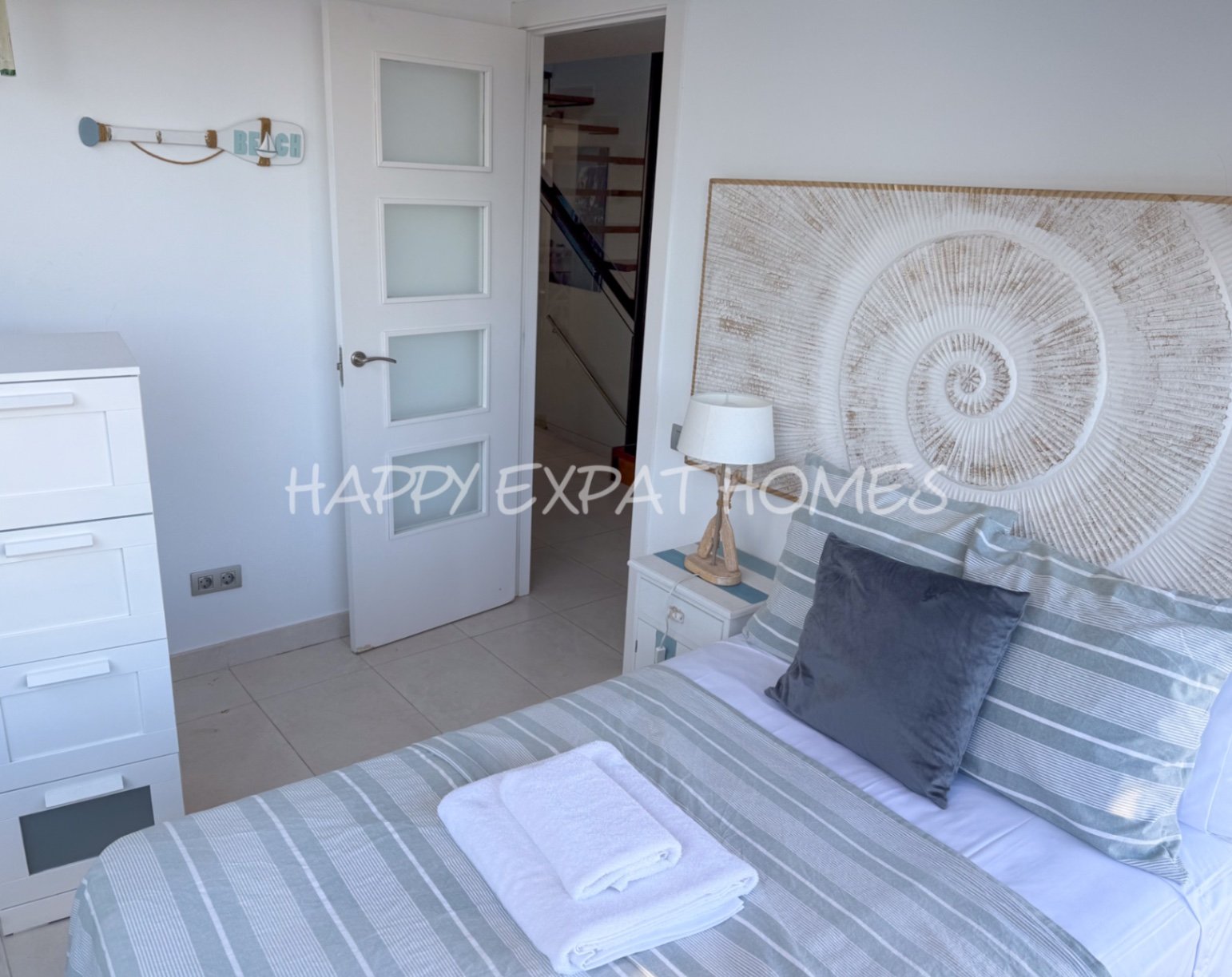 Villa Erin ist Ihr persönliches Stück Paradies! Diese helle, moderne, neu renovierte Villa befindet sich in bester Lage mit atemberaubendem Meerblick