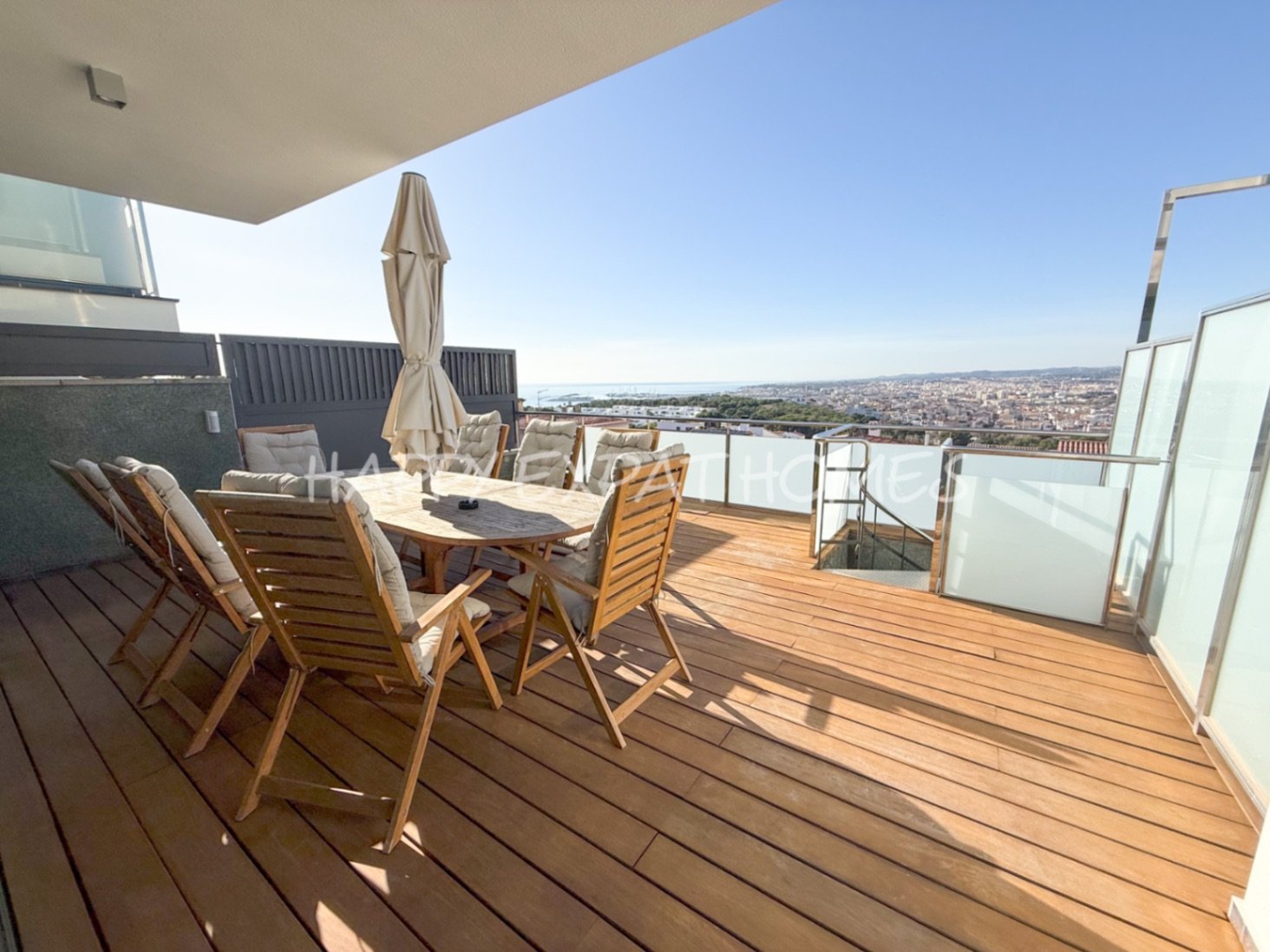 Villa Erin ist Ihr persönliches Stück Paradies! Diese helle, moderne, neu renovierte Villa befindet sich in bester Lage mit atemberaubendem Meerblick