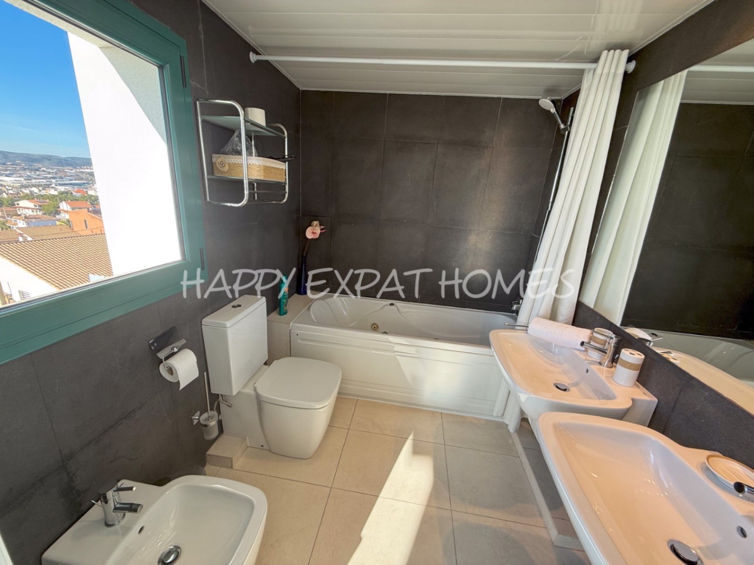 Villa Erin ist Ihr persönliches Stück Paradies! Diese helle, moderne, neu renovierte Villa befindet sich in bester Lage mit atemberaubendem Meerblick