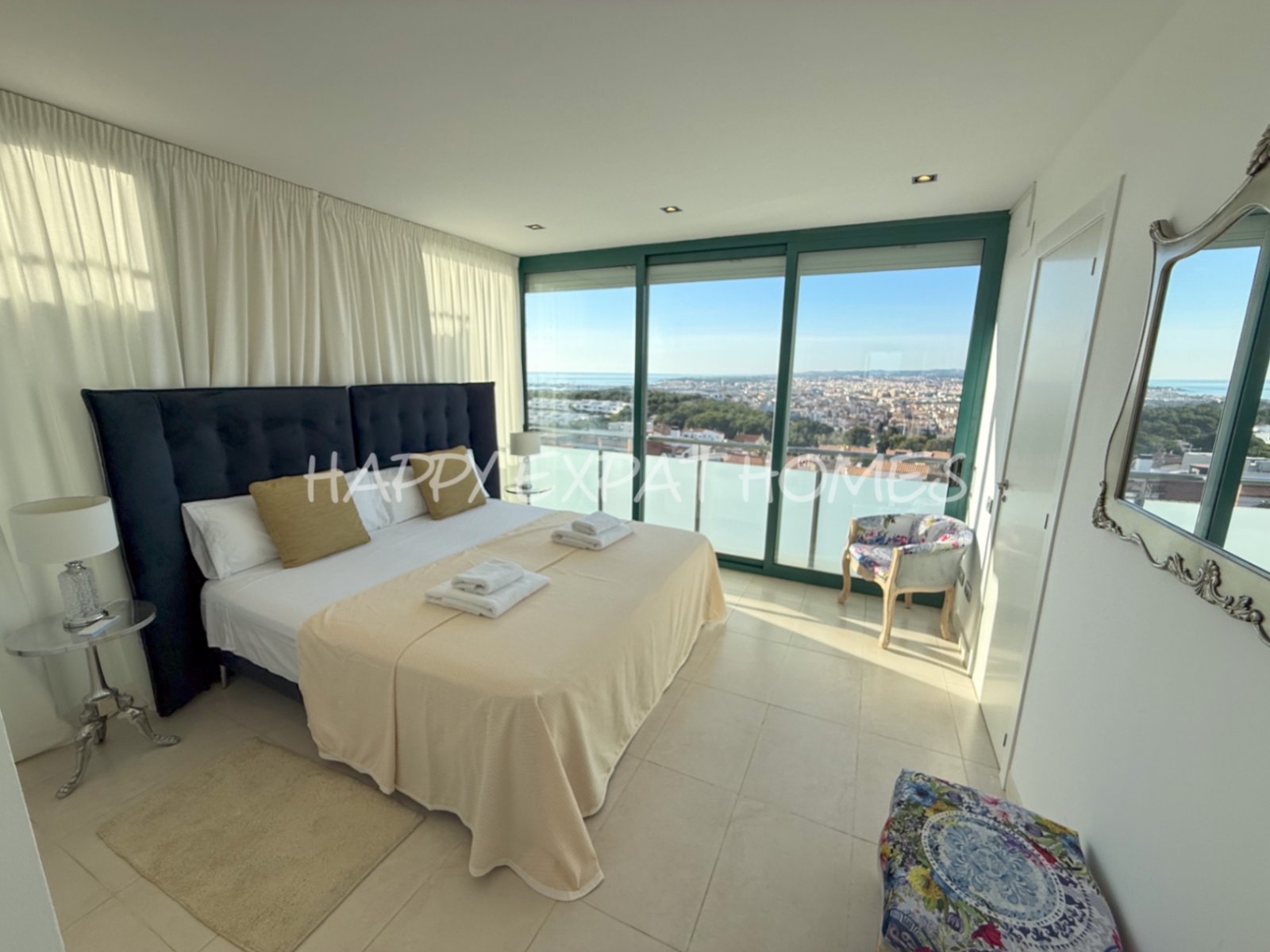 Villa Erin ist Ihr persönliches Stück Paradies! Diese helle, moderne, neu renovierte Villa befindet sich in bester Lage mit atemberaubendem Meerblick