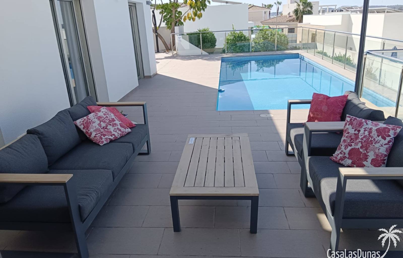 **Angebot: Luxus-Ferienvilla in La Marina**
Bei diesem Objekt erhalten Sie bei Anreise innerhalb von 2 Wochen 10 % Rabatt, sofern es noch verfügbar