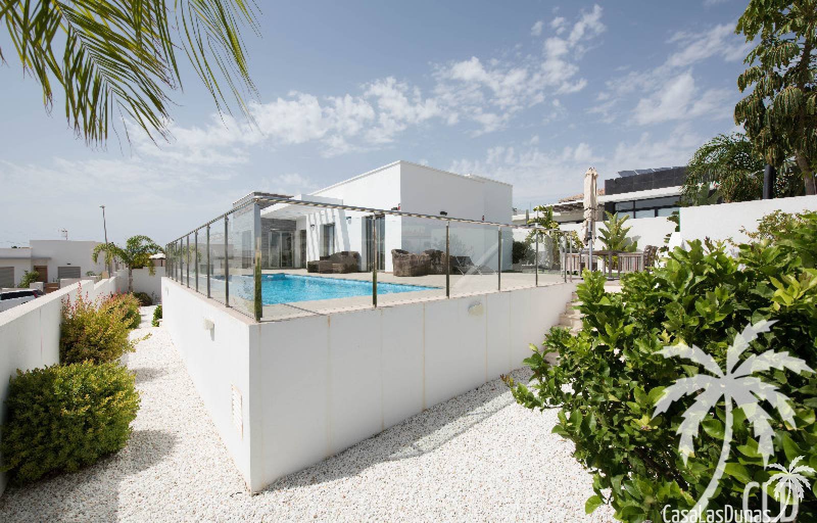 **Angebot: Luxus-Ferienvilla in La Marina**
Bei diesem Objekt erhalten Sie bei Anreise innerhalb von 2 Wochen 10 % Rabatt, sofern es noch verfügbar